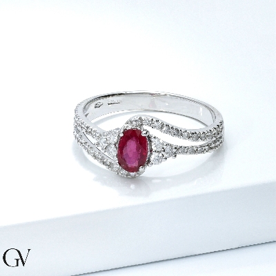 White gold 18k ring with central ruby and diamonds 