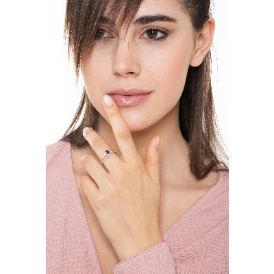 White gold 18k ring with central ruby and diamonds 