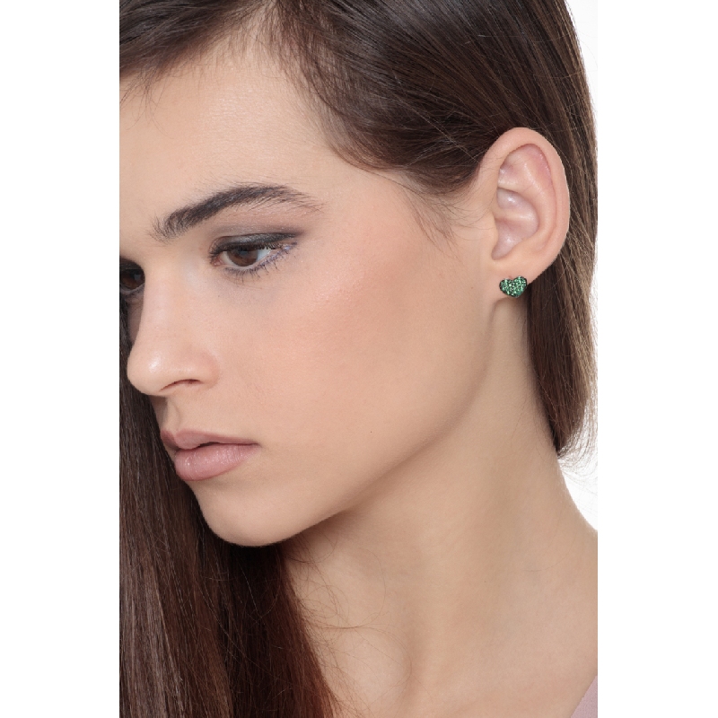 18k white gold heart shape earrings with burnished top and emerald pavè