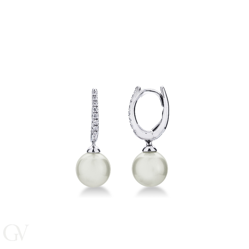 18k white gold prong setting drop earrings with 8,5 mm pearls and diamonds