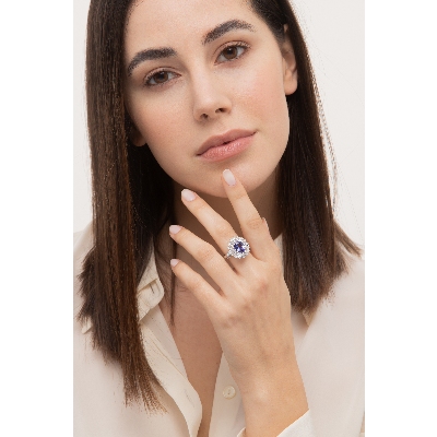 Anello in oro bianco 18k con tanzanite ovale centrale e doppio contorno in diamanti
