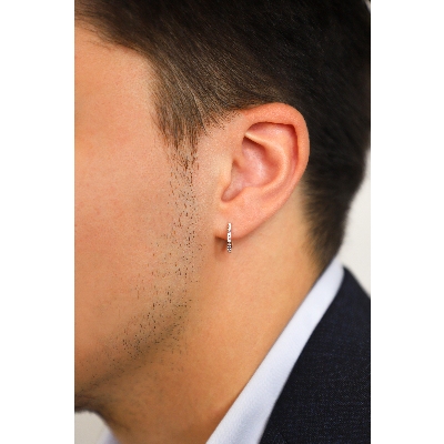 Mono orecchino a piccolo cerchio in oro bianco 18k con diamanti, ct. 0,06, uomo