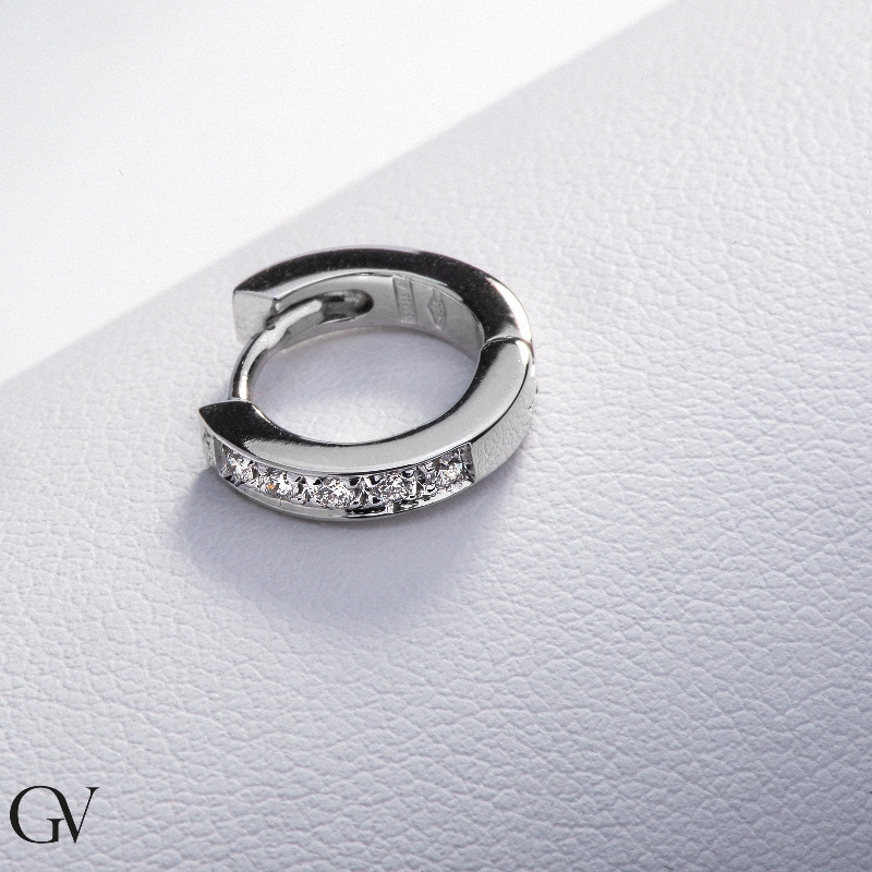 Mono orecchino a cerchio in oro bianco 18k con diamanti, ct. 0,06