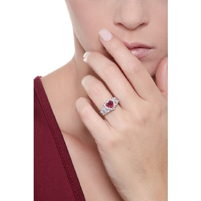 Band ring in white gold 18k with ruby heart cut and diamonds 