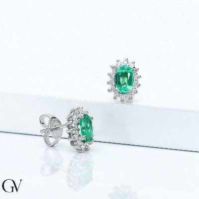18k white gold halo stud earrings with emeralds and diamonds 