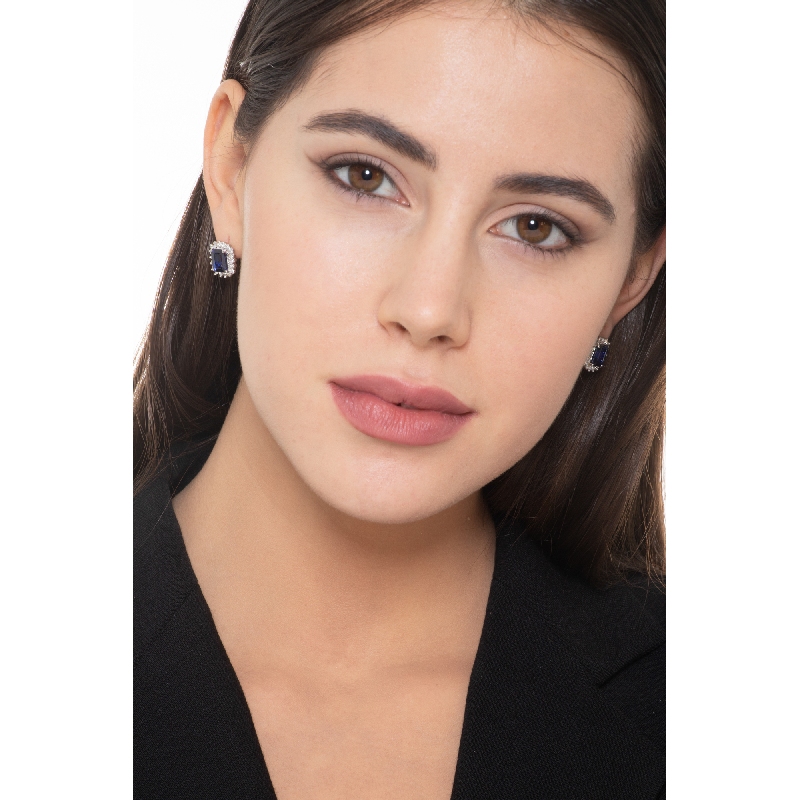 Orecchini a contorno in oro bianco 18k con diamanti e zaffiri blu