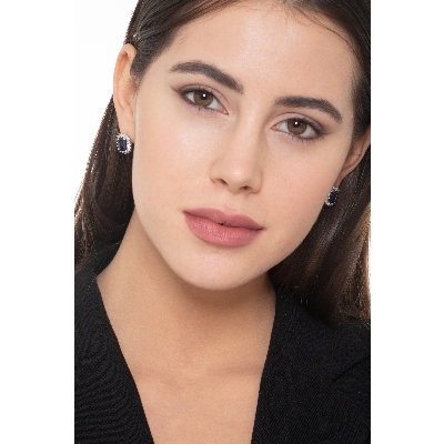 Orecchini a contorno in oro bianco 18k con diamanti e zaffiri blu