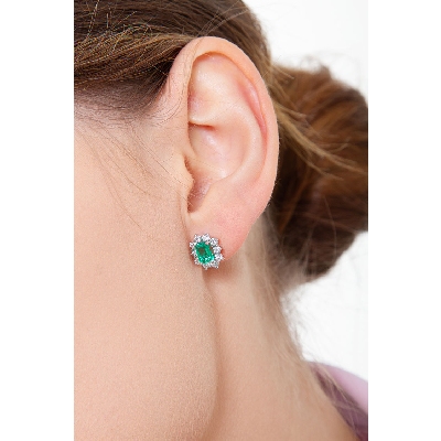 Halo stud earrings with emeralds and diamonds in white gold 18k