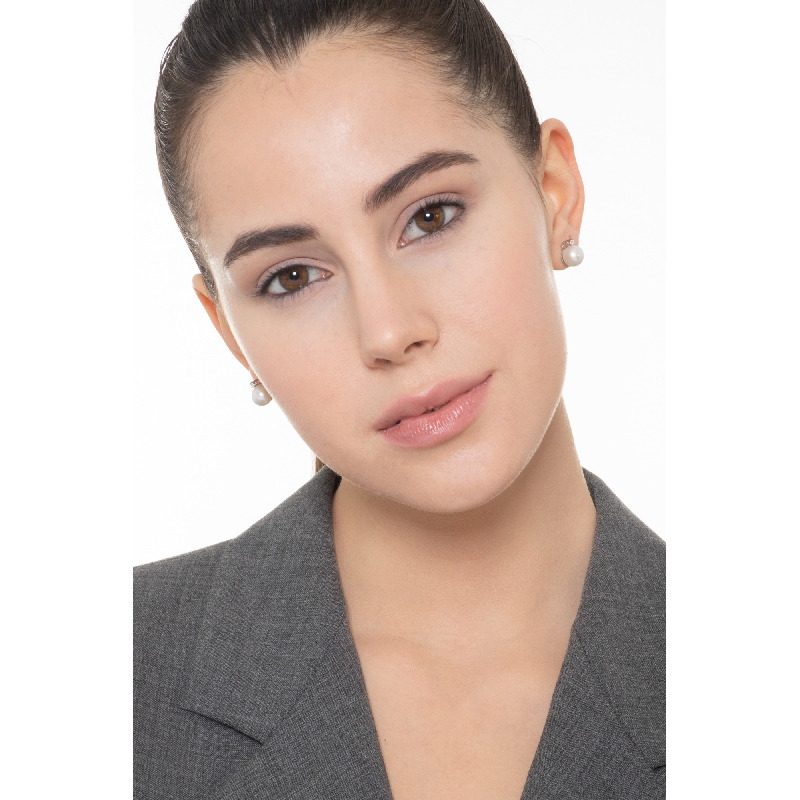 Orecchini in oro bianco 18k con Perla e un diamante a lato.