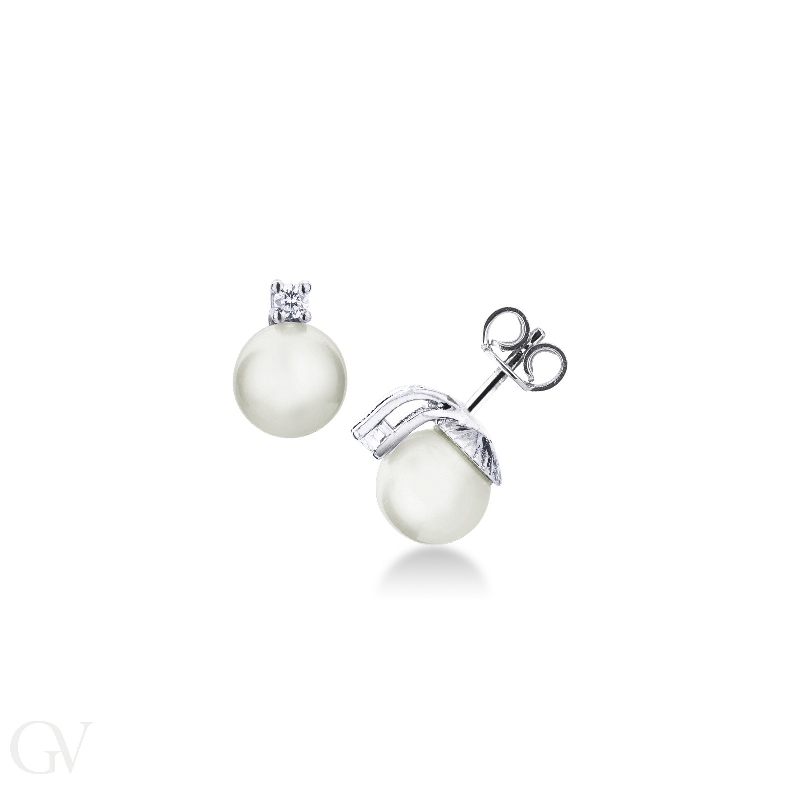 White gold 18k stud earrings with 7,5 mm pearls and diamonds 