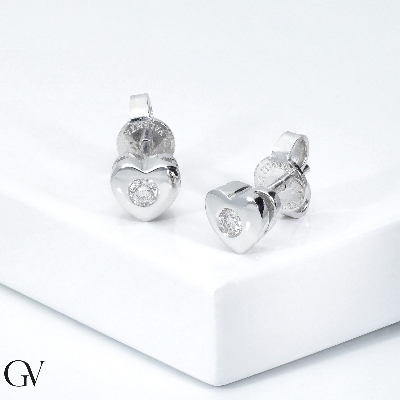Heart with diamond earrings in 18k white gold