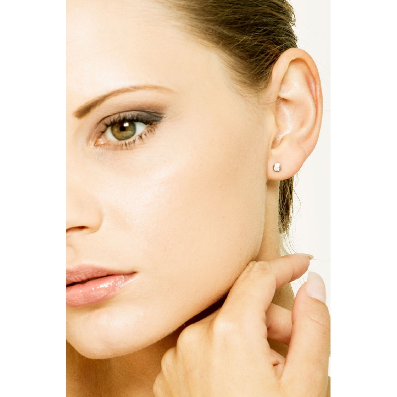 Orecchini a 4 griffe in oro bianco 18k con diamanti