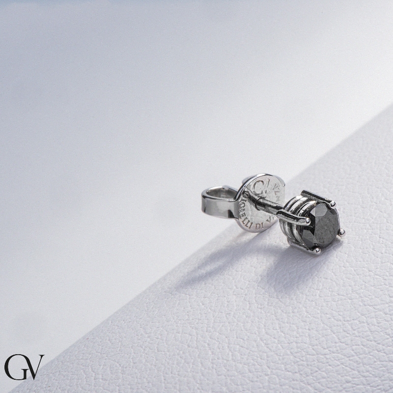 Mono orecchino in oro bianco 18k a 4 griffe con diamante nero, 0.40 ct