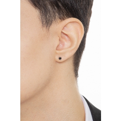 Mono orecchino in oro bianco 18k a 4 griffe con diamante nero, 0.18 ct, Uomo