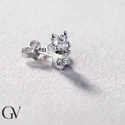 Mono orecchino punto luce in oro bianco 18k a 4 griffe con diamante