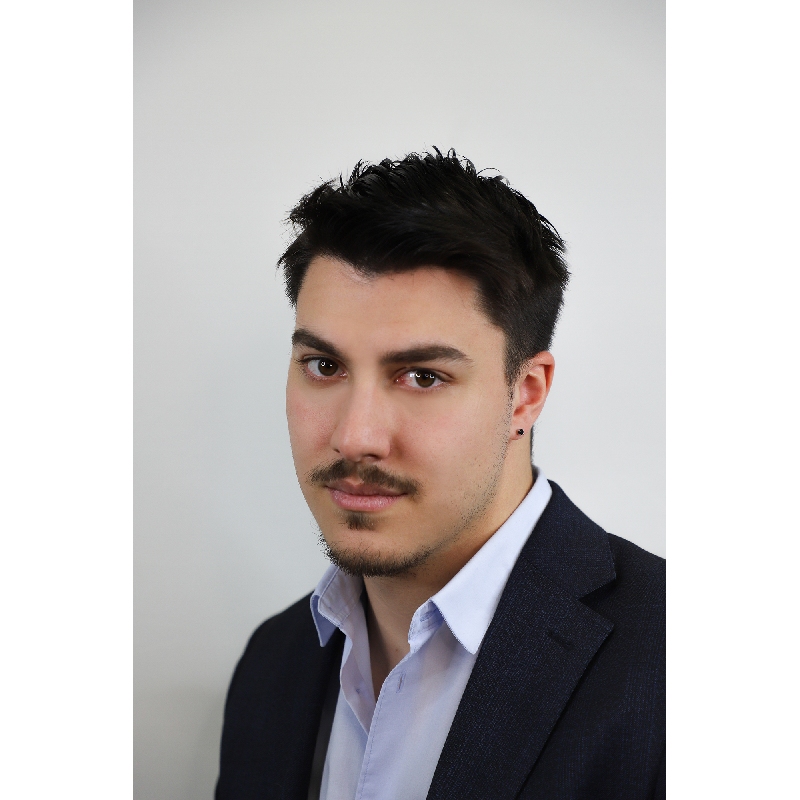 Mono orecchino uomo in oro bianco 18k a 4 griffe con diamante nero, 0.25 ct