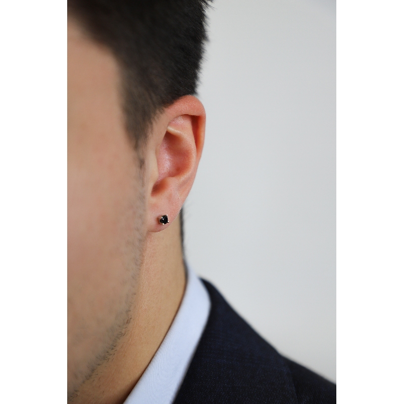 Mono orecchino uomo in oro bianco 18k a 4 griffe con diamante nero, 0.25 ct