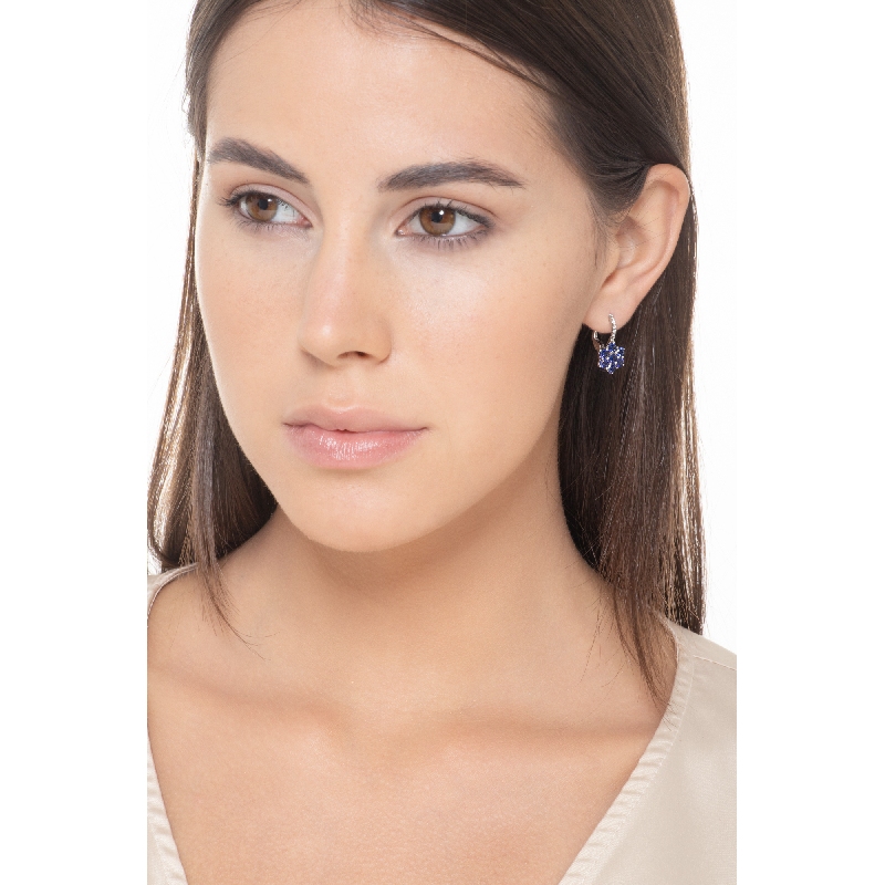 18k white gold earrings with blue sapphires and diamonds flower shaped