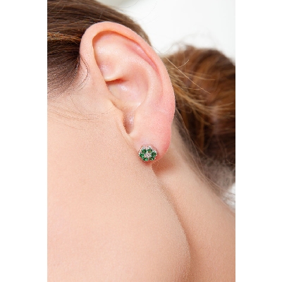 Cluster earrings in 18k white gold with emeralds and diamonds