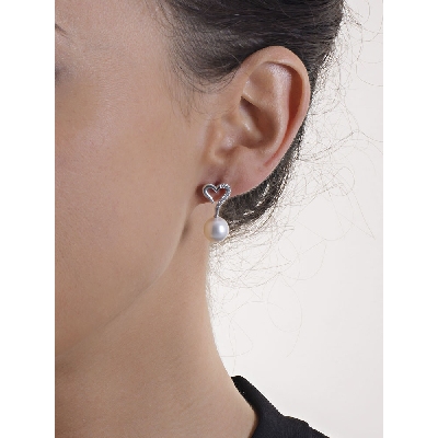 Orecchini in oro bianco 18k a cuore con diamanti e perla