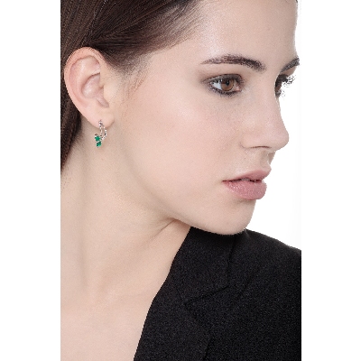 18k white gold earrings with 2 pear cut emeralds and diamonds