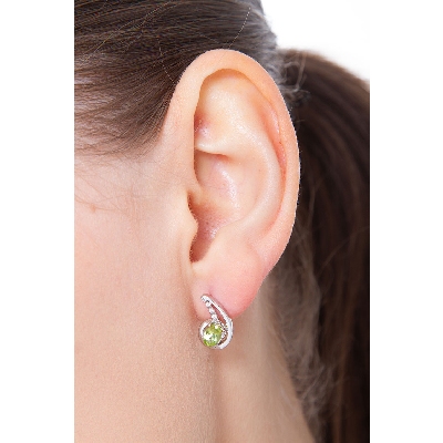 Fancy earrings in 18k white gold with diamonds and peridots