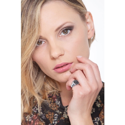 Anello Da Mignolo In Oro Bianco 18k Con Pavè Rettangolare In Diamanti Neri