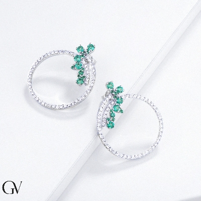 Hoop earrings in white gold 18k with emeralds and diamonds