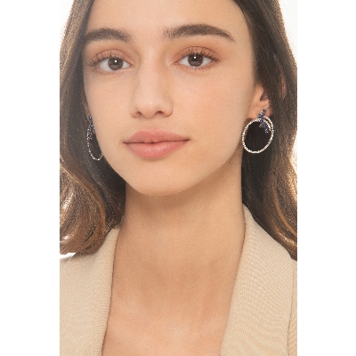 Orecchini a cerchio in oro bianco 18k con zaffiri blu e diamanti, diametro circa 2,7 cm
