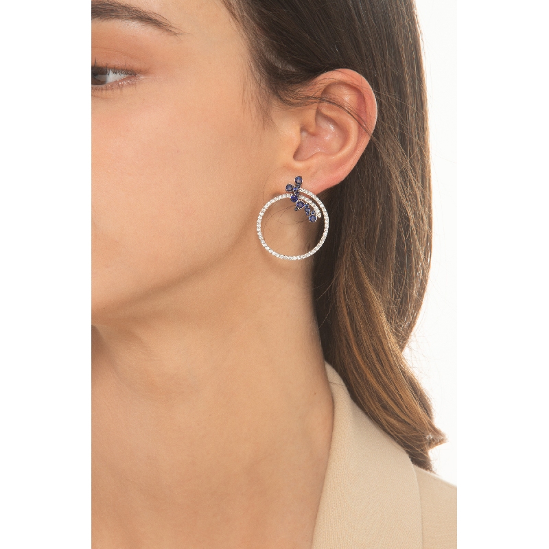 Orecchini a cerchio in oro bianco 18k con zaffiri blu e diamanti, diametro circa 2,7 cm