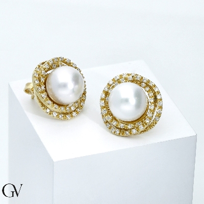 Yellow gold 18k earrings with 10 mm pearls and diamonds halo