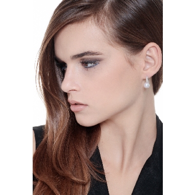 Orecchini in oro bianco 18k con perle e diamanti a scalare