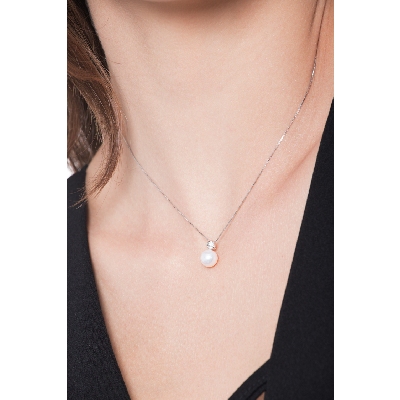 18k white gold  necklace with pendant composed by a pearl and a round cut diamond