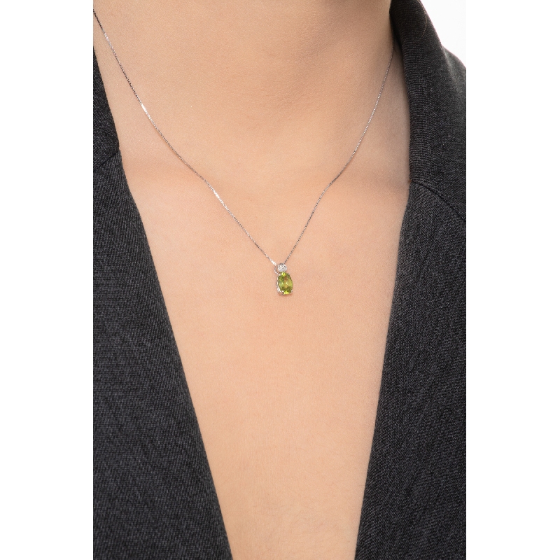 Collana con pendente in oro bianco 18k con diamante e peridoto