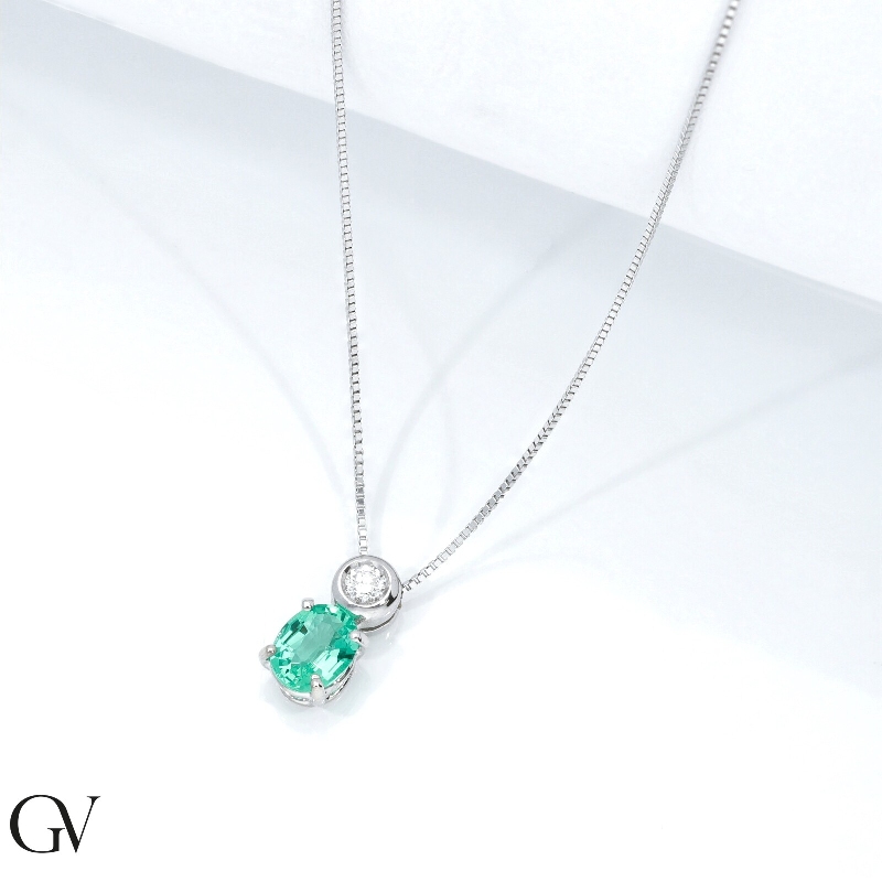 Solitaire emerald and diamonds pendant