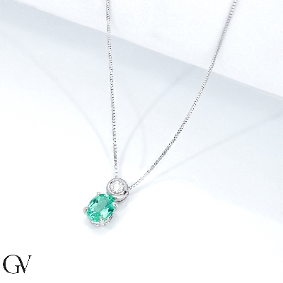 Solitaire emerald and diamonds pendant