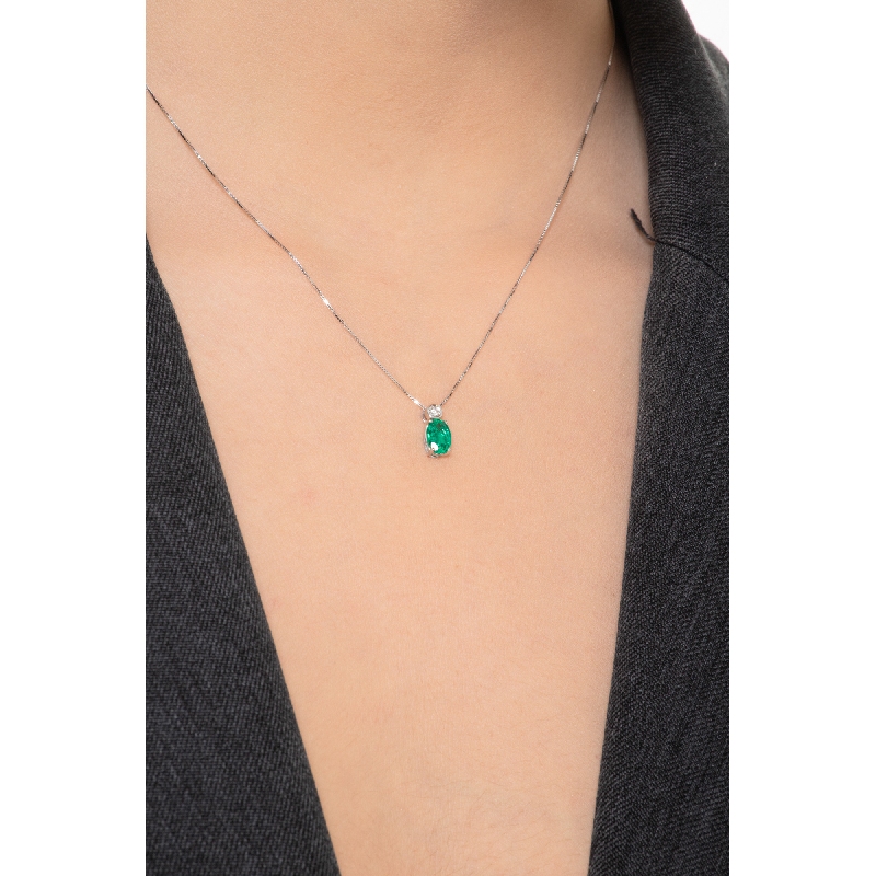 Solitaire emerald pendant with round cut diamond