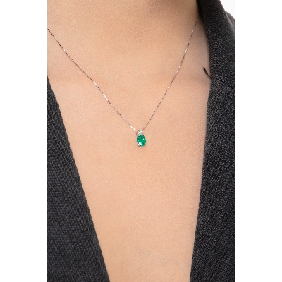 Solitaire emerald pendant with round cut diamond