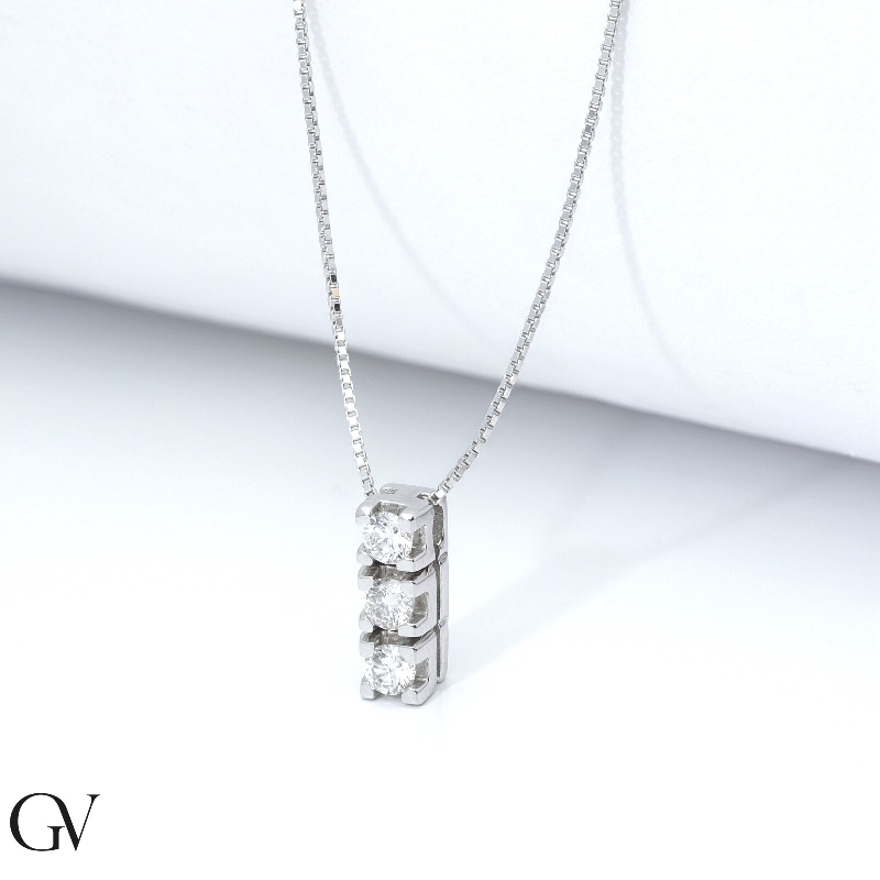 Collana in oro bianco 18k con pendente trilogy di circa 9.50x3.30 mm in diamanti