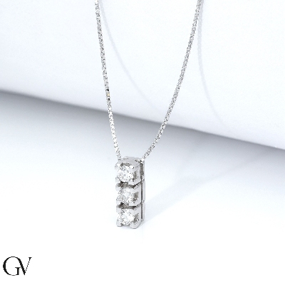 Collana in oro bianco 18k con pendente trilogy di circa 9.50x3.30 mm in diamanti