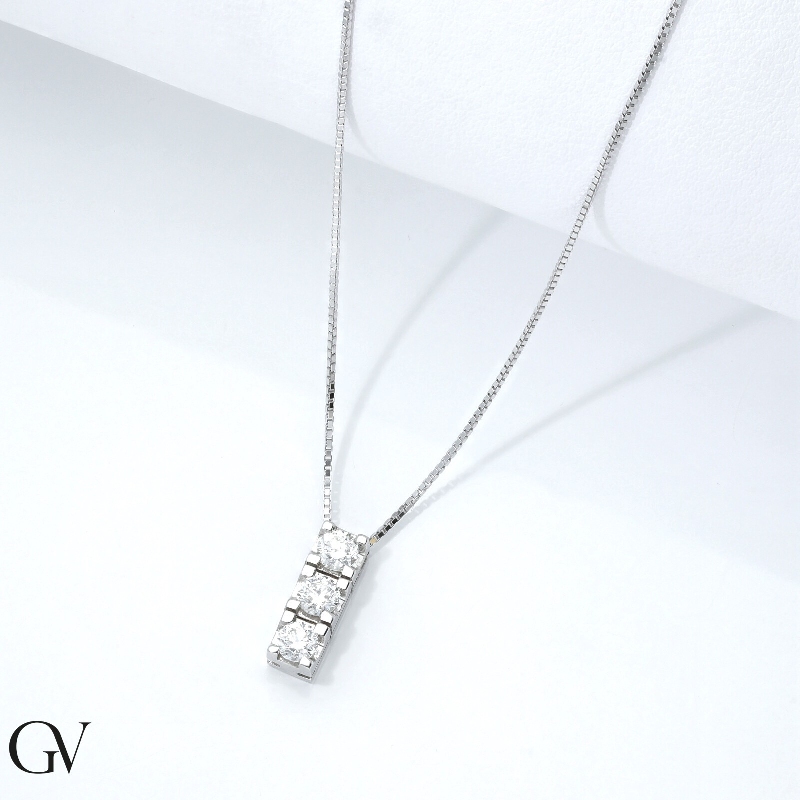 Necklace in 18k white gold with diamond trilogy pendant