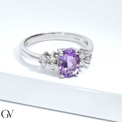White gold 18k ring with amethyst oval cut and lateral diamonds 