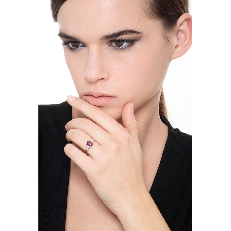 18k white gold ring with a central ruby and four diamonds on each side