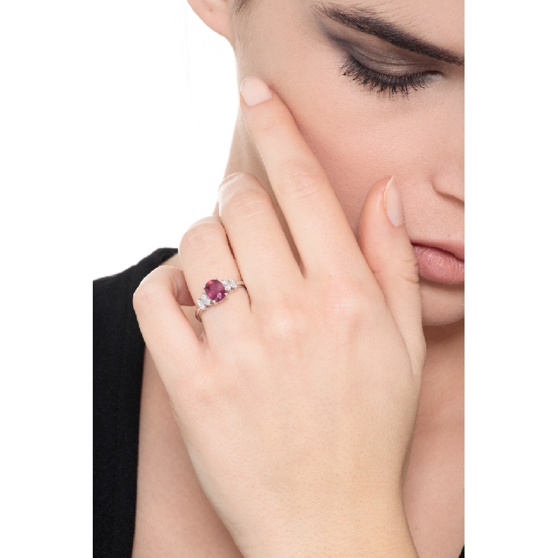 18k white gold ring with a central ruby and four diamonds on each side