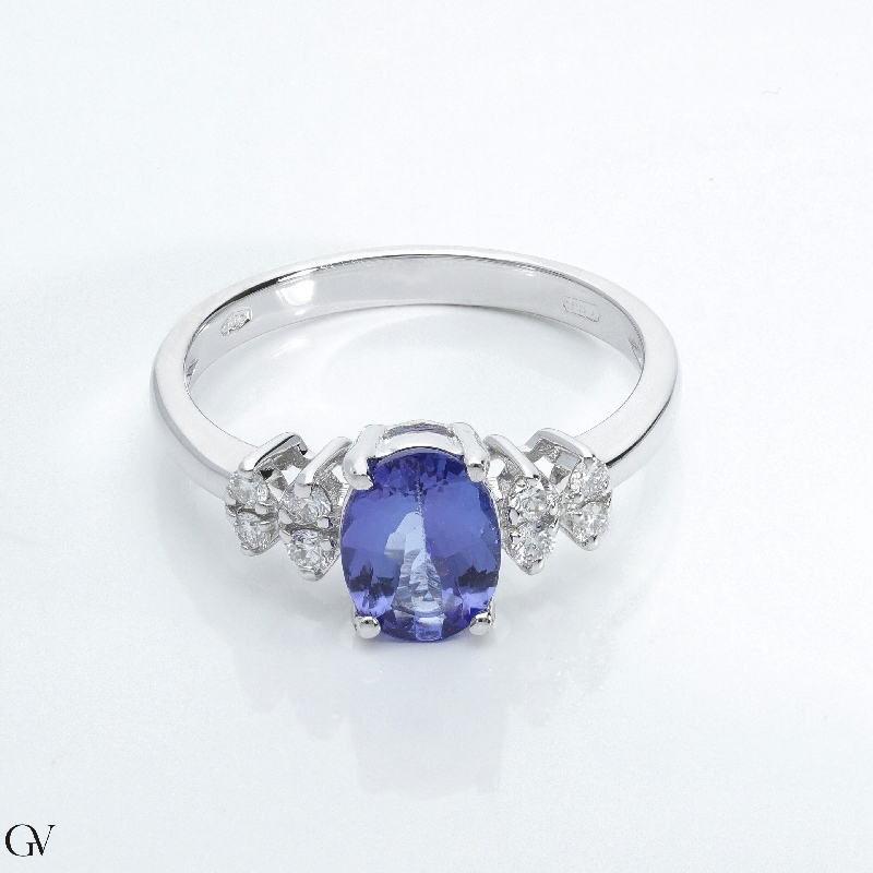 White gold 18k ring with diamonds and oval tanzanite