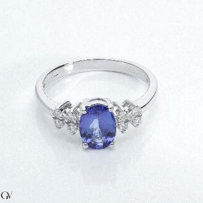 White gold 18k ring with diamonds and oval tanzanite