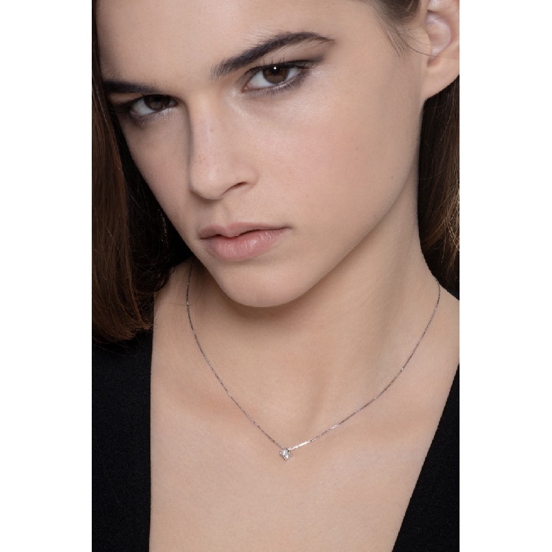 18k white gold solitaire necklace with 0.15 ct diamond