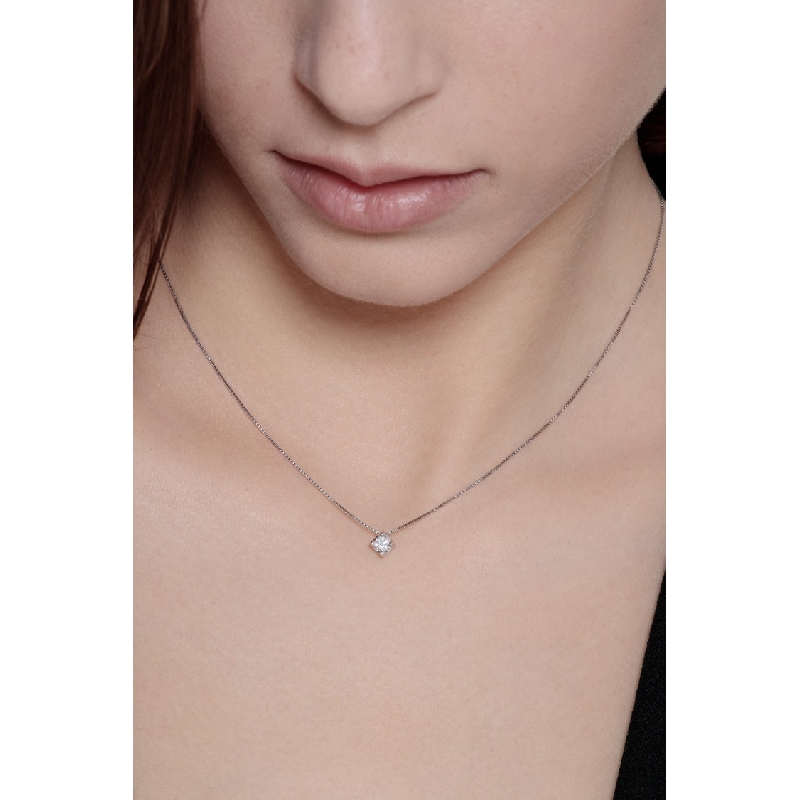 18k white gold solitaire necklace with 0.15 ct diamond