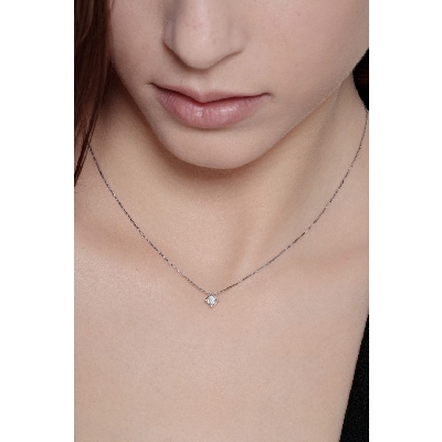 18k white gold solitaire necklace with 0.15 ct diamond