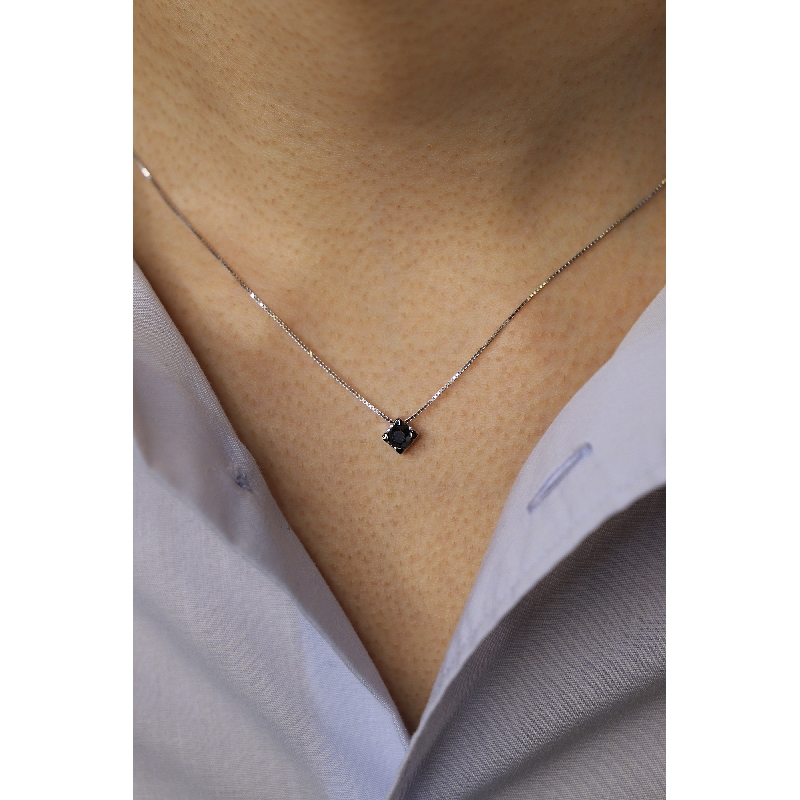 Collana in oro bianco 18k e diamante nero con punte brunite, 0.45 ct